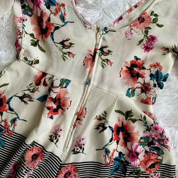 Ash & Violet Floral Shorts Romper Womens Size Small Lightweight Lined Stretchy - Picture 5 of 9